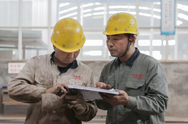 中譽(yù)鼎力生產(chǎn)車間工人有條不紊趕訂單 中譽(yù)鼎力生產(chǎn)車間工人有條不紊趕訂單